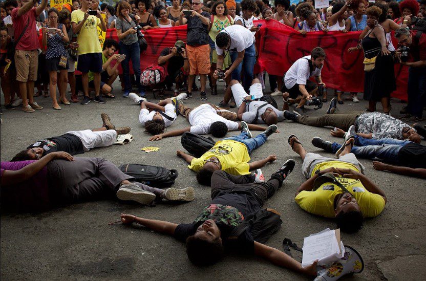 Manifestantes-deitados.jpg