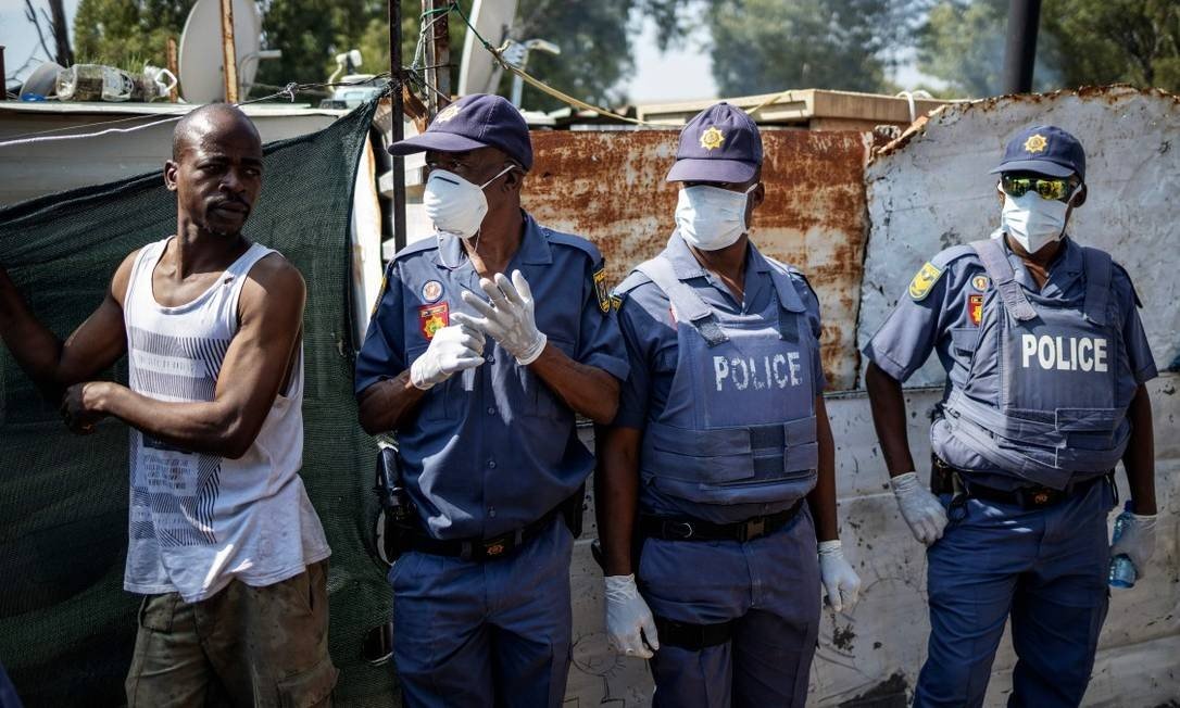 Policiais-na-Africa-do-Sul-usam-mascaras-e-luvas-Foto-MICHELE-SPATARI-AFP.jpg