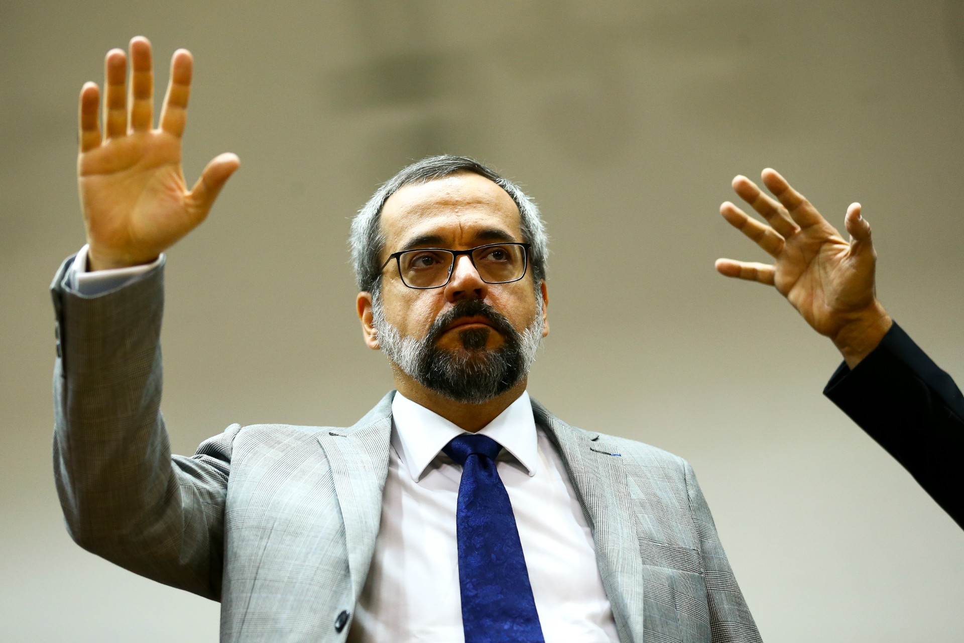 demissão do ministro da educação no dia que Queiroz é preso