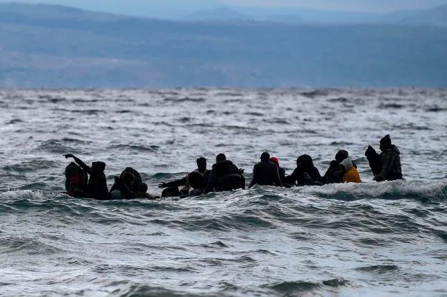 Segundo-jornal-americano-Governo-Grego-expulsou-e-lancou-ao-mar-1.072-refugiados.jpg