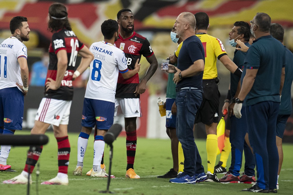 Gerson-discute-com-Mano-Menezes-em-Flamengo-x-Bahia.jpg