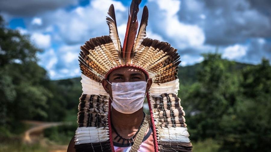 Morador-da-terra-indigena-Xakriaba-em-Sao-Joao-das-Missoes-MG-que-reune-cerca-de-9-mil-indigenas-distribuidos-em-38-aldeias.jpg
