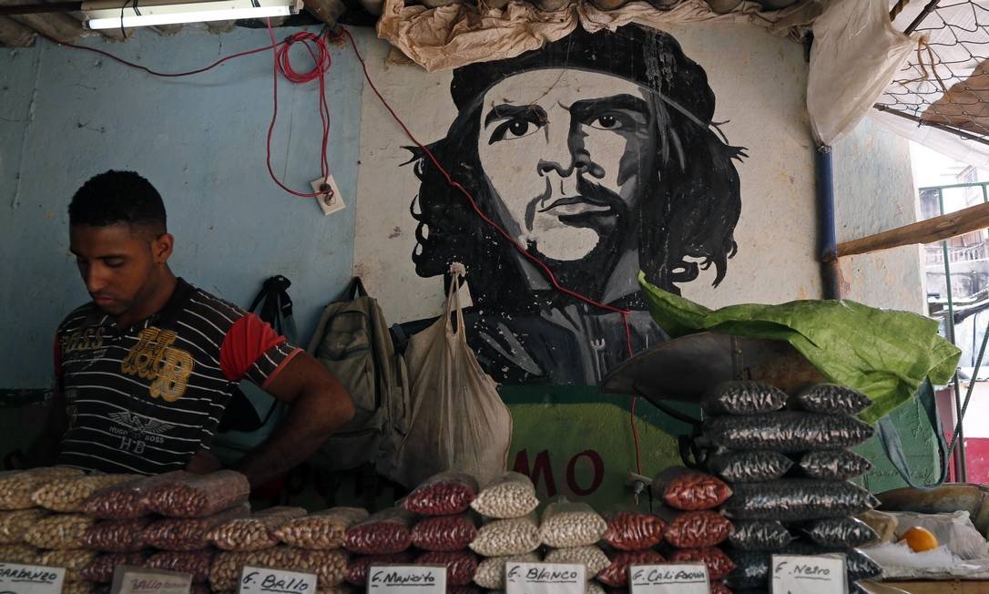Em-Cuba-a-imagens-do-revolucionario-argentino-Ernesto-che-Guevara-em-mercado-de-bairro-Foto-Desmond-Boylan-AP.jpg