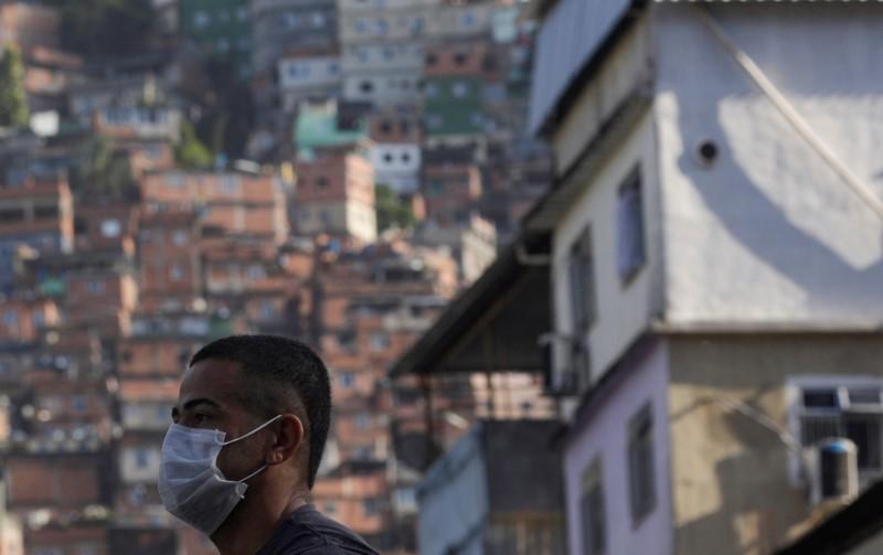 homem-espera-onibus-na-favela-da-rocinha-no-rio-de-janeiro.jpeg