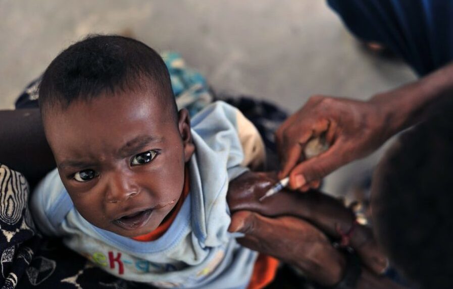 crianca-negra-vacina-david-mark-pixabay-e1640191524922.jpg