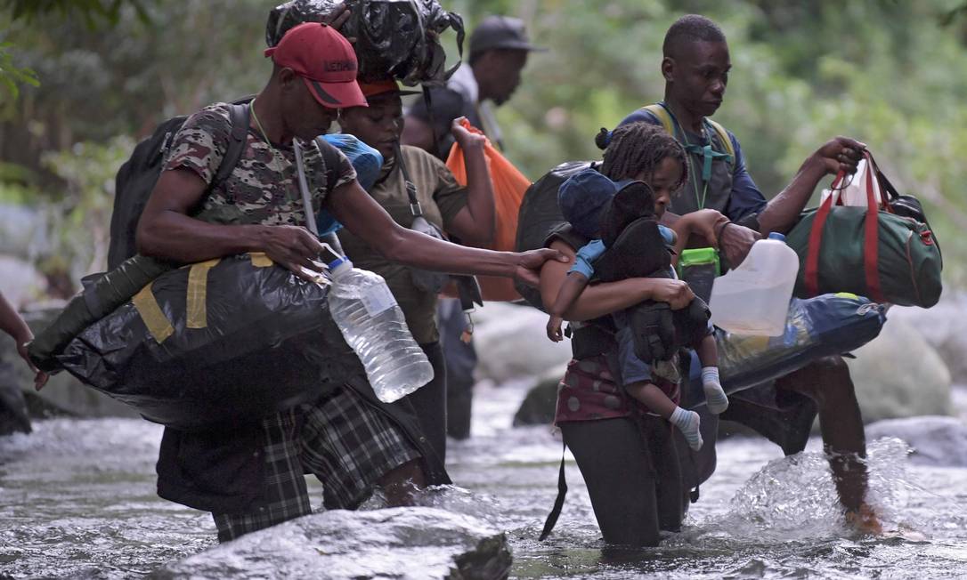 95474185_TOPSHOTHaitian-migrants-cross-the-jungle-of-the-Darien-Gap-near-Acandi-Choco-department.jpg