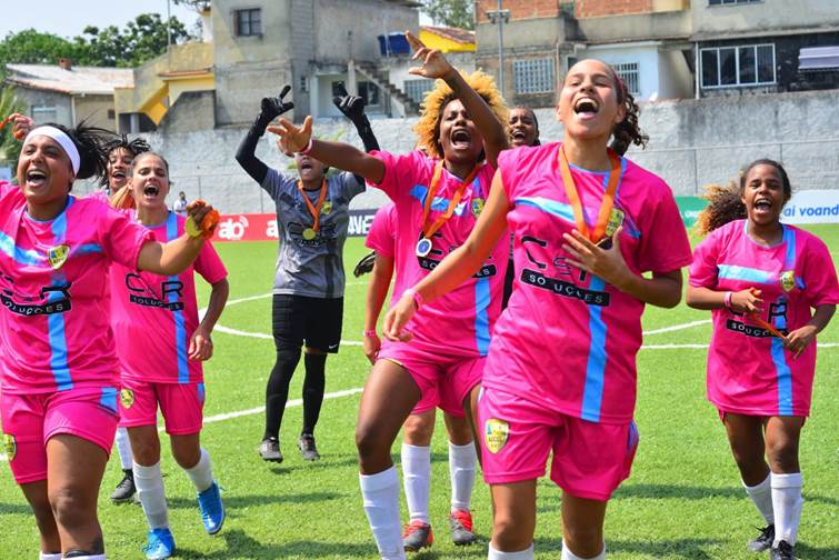 Duas Meninas Bonitas No Levantamento Do Campo De Jogos Da Escola