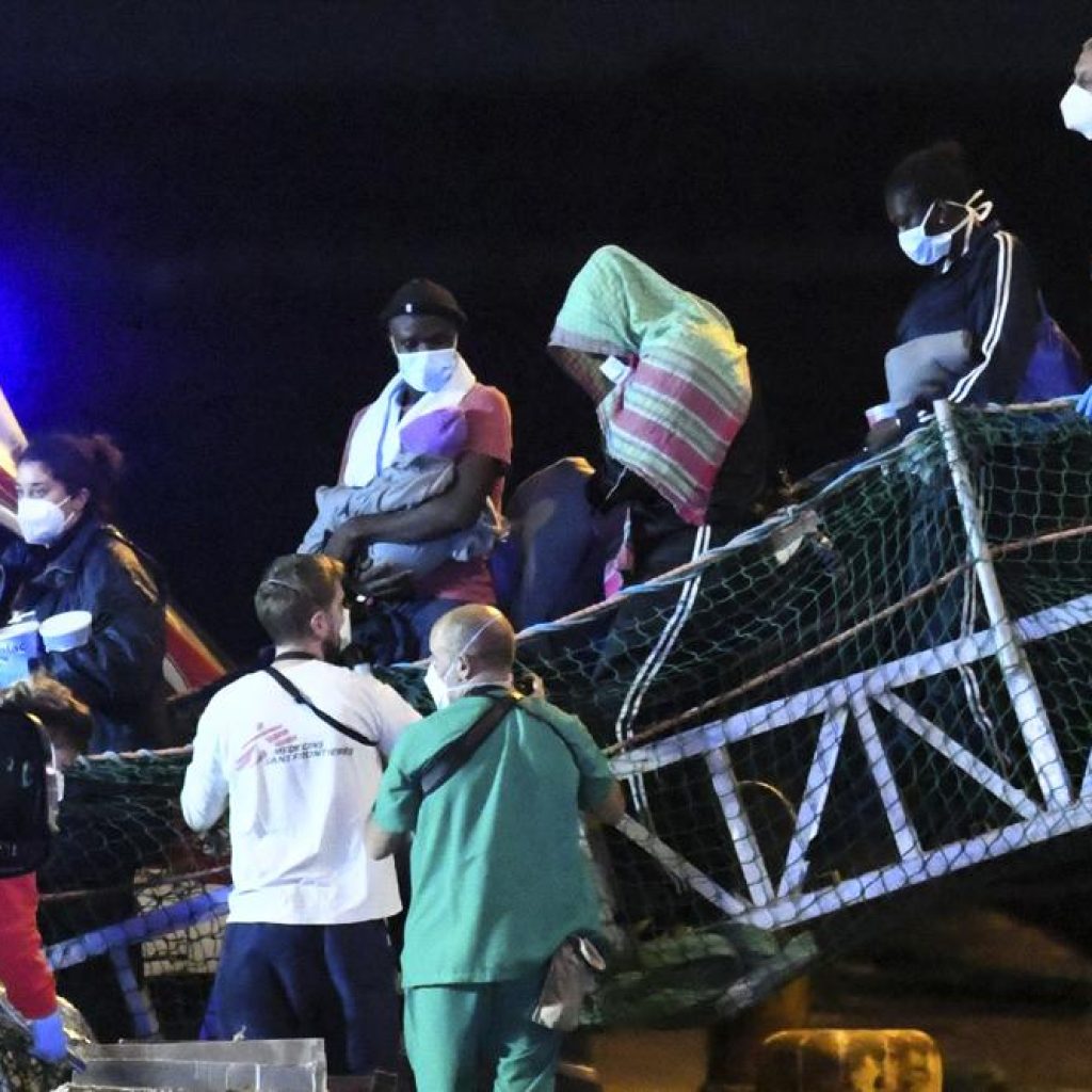 Imigrantes descem no porto de Catania na Itália. Foto - AP/Salvatore Cavalli 