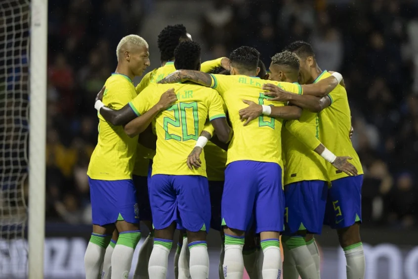 Copa do Mundo: torcedor invade jogo de Portugal x Uruguai com bandeira  LGBTQIAP+