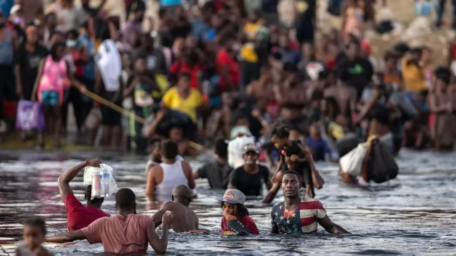 imigrantes-haitianos-atravessam-o-rio-grande-na-divisa-dos-eua-com-o-mexico-temendo-deportacao-afp.webp