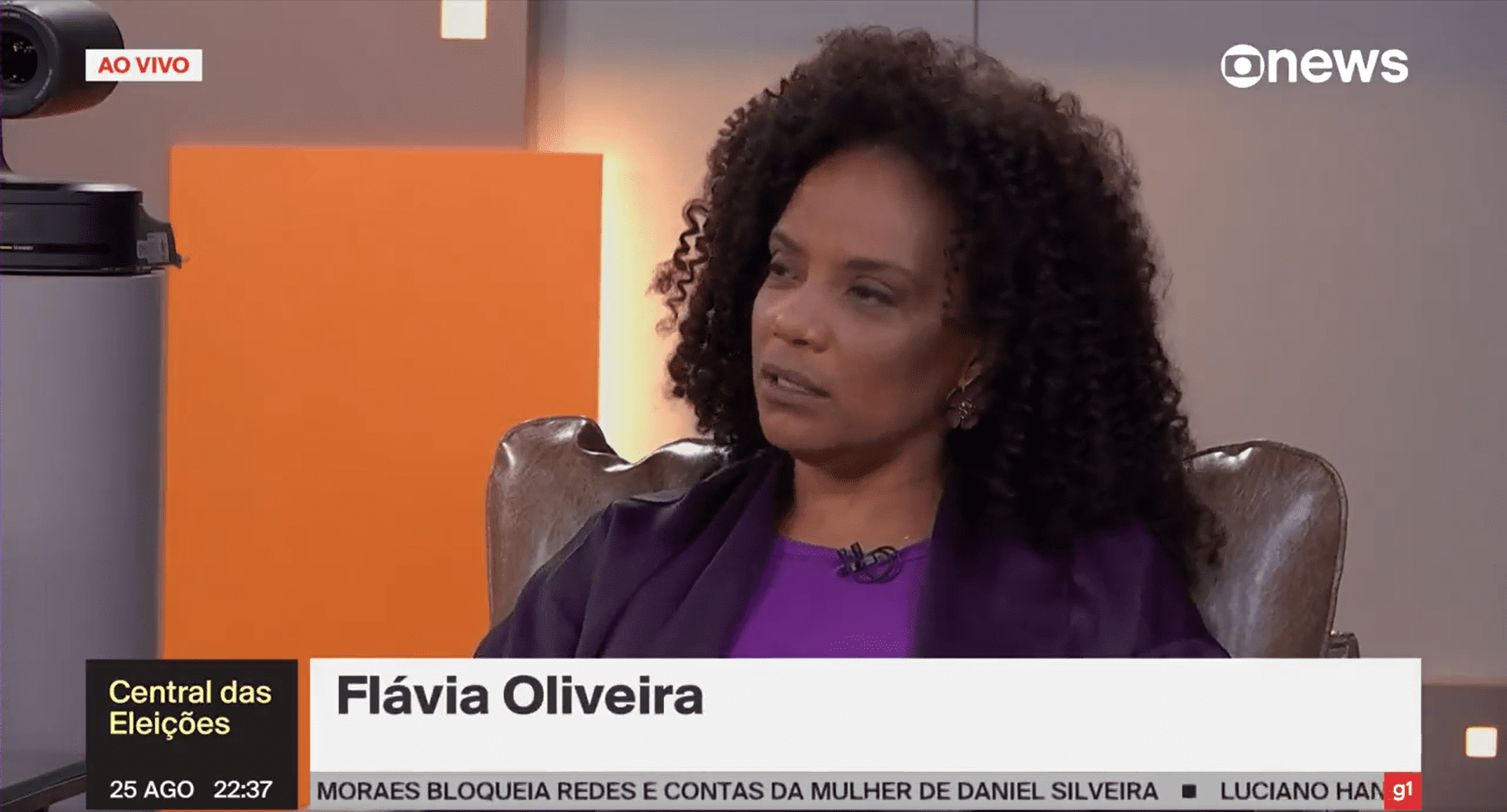 Mulher negra, jornalista, em um programa de TV