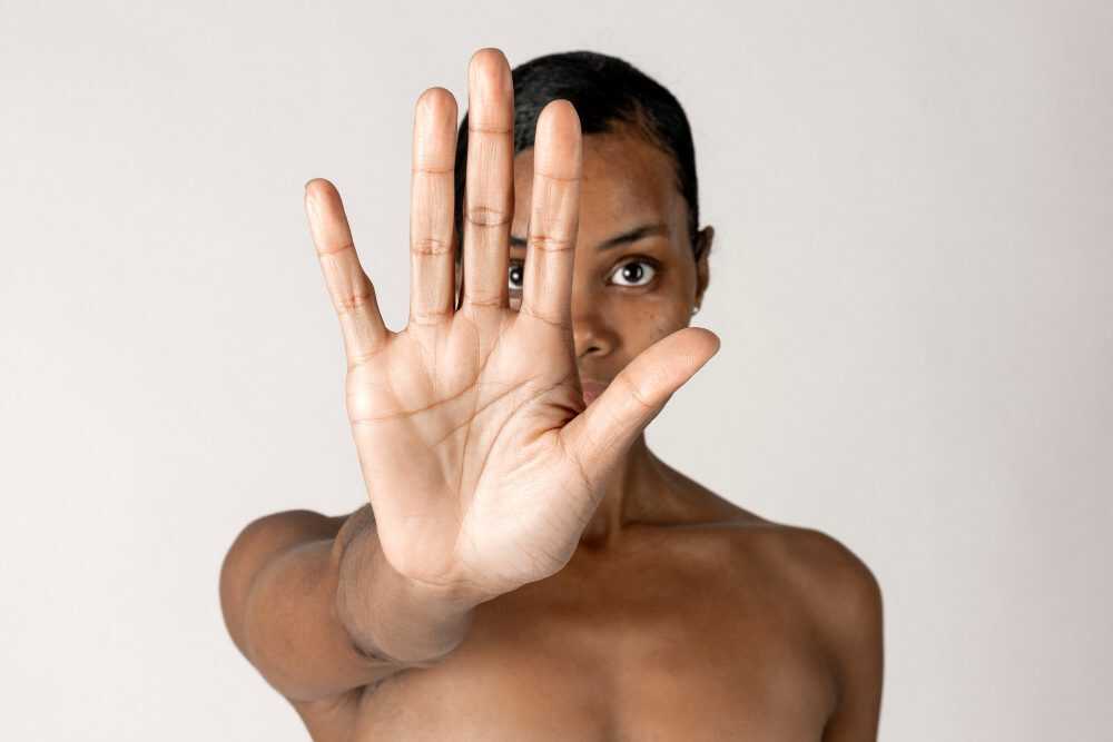 mulher-negra-de-peito-nu-fazendo-gesto-de-parada.jpg