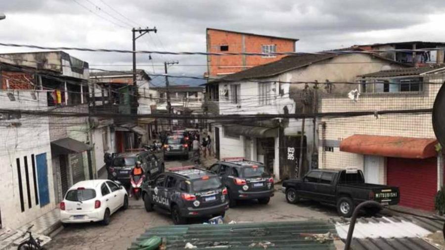 carros-da-rota-durante-operacao-policial-na-tarde-deste-domingo-30-na-favela-canta-galo-em-guaruja-1690803753221_v2_900x506.jpg
