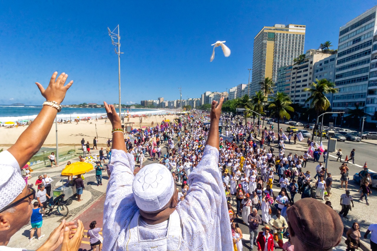 FIERJ celebra 70 anos e participa da Caminhada em Copacabana – B