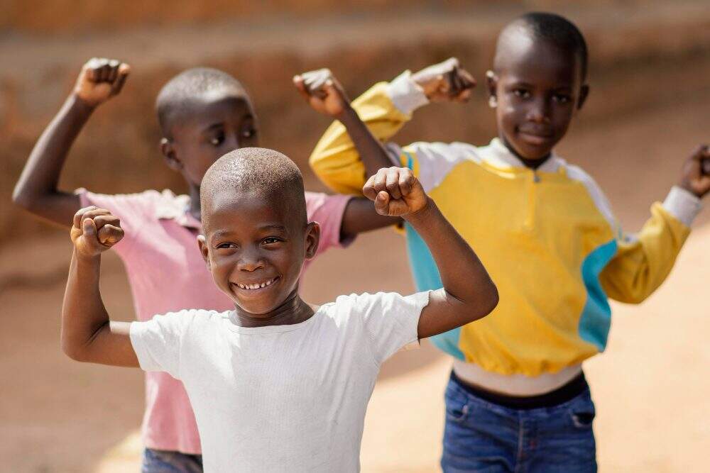 garotos-africanos-sorridentes-de-tiro-medio.jpg