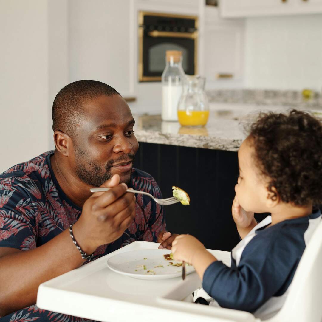 Um pai alimentando o filho