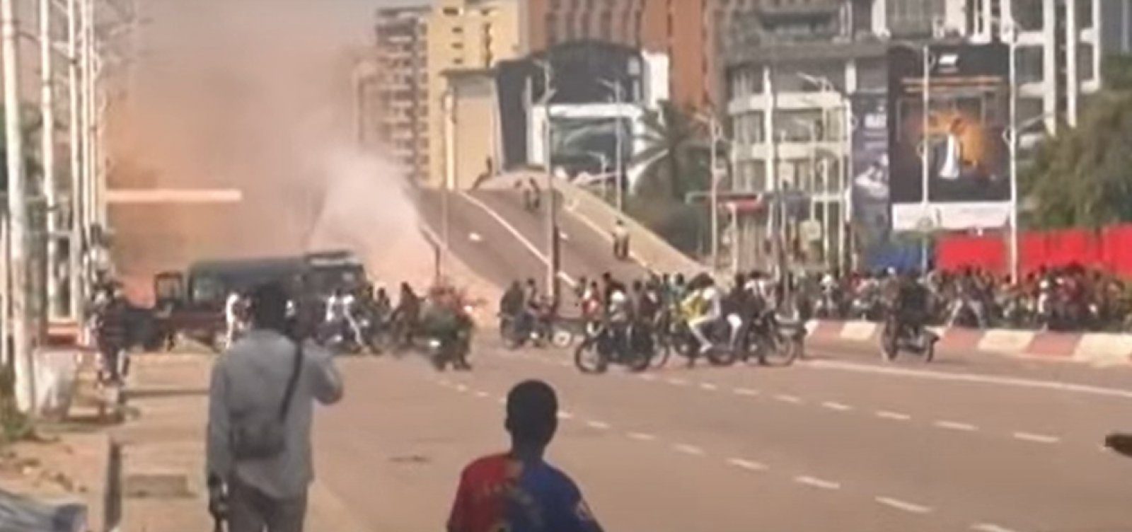 160759manifestantes-atacam-embaixada-do-brasil-na-republica-democratica-do-congo-3.jpg