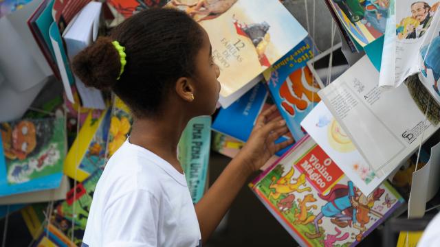 Rio-de-Janeiro-Criancas-da-comunidade-escolhem-livros-na-abertura-da-quarta-edicao-da-Festa-Literaria-das-Periferias-Flupp-Tomaz-Silva-Agencia-Brasil-3-11-2015-1.jpg