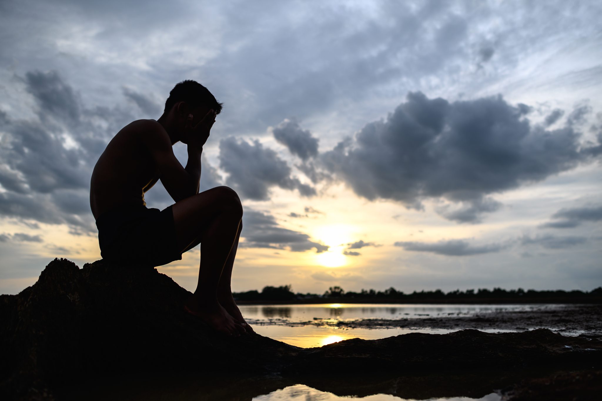 Pessoa triste, sintomas de depressão.