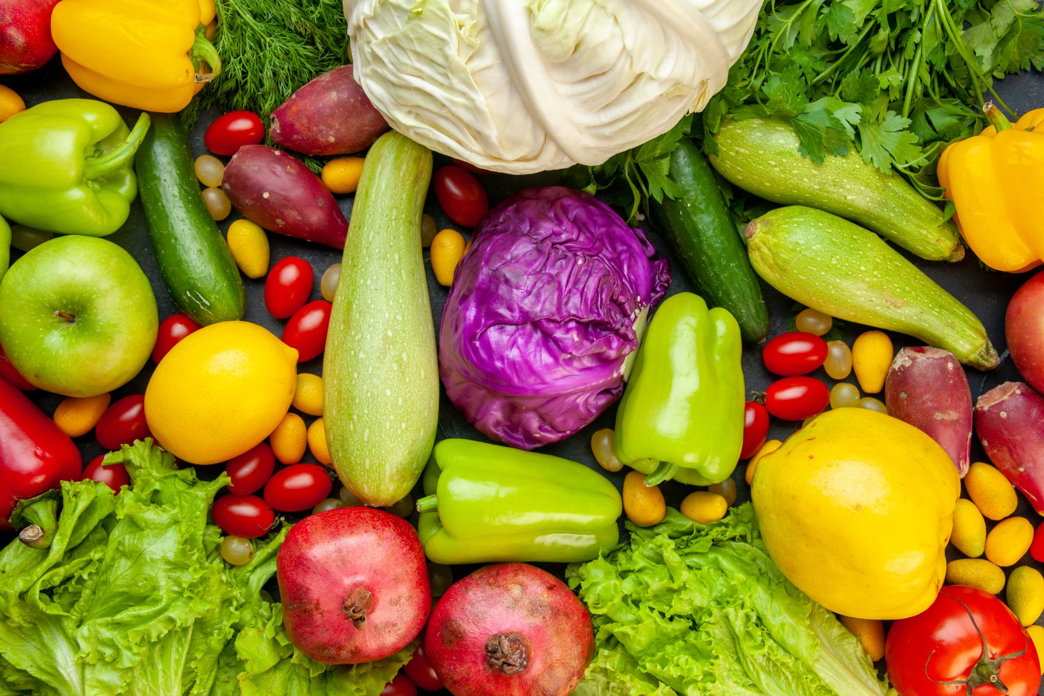 vista-superior-legumes-e-frutas-abobrinha-pimentoes-macas-marmelo-tomates-cereja-cumcuat-salsa-repolho-limao-romas-scaled.jpg