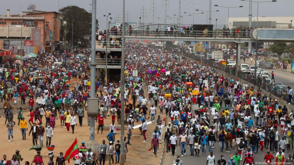 Protesto contra a reforma da lei eleitoral, em Luanda, a 11 de setembro. Foto: Osvaldo Silva/AFP/Getty Images