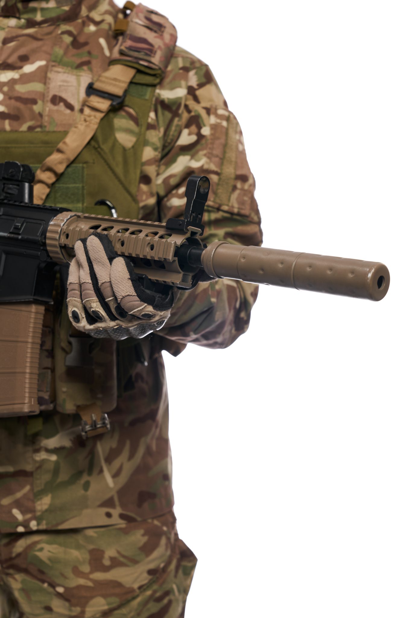 homem-exercito-anonimo-em-luvas-taticas-segurando-rifle-de-assalto-no-peito-interior-vista-de-perto-barril-scaled.jpg
