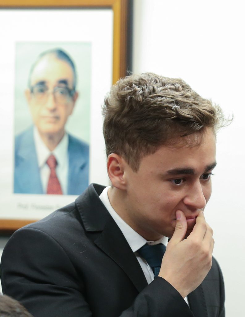 Nikolas Ferreira vira alvo nas redes após investigação da PF sobre o PCC