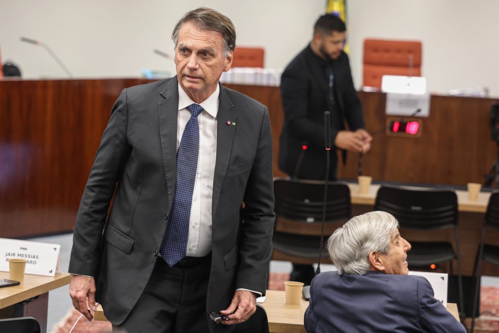 Defesa de Bolsonaro pede absolvição e questiona delação de Mauro Cid no STF