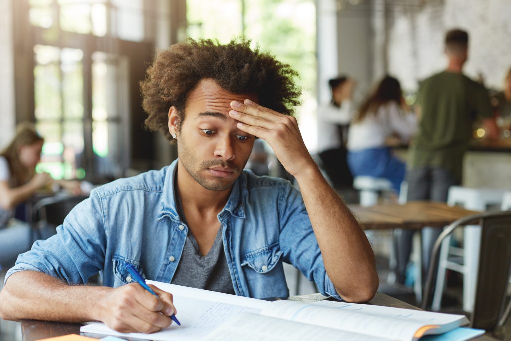 Mais da metade dos estudantes brasileiros não concluem a faculdade, aponta relatório da OCDE