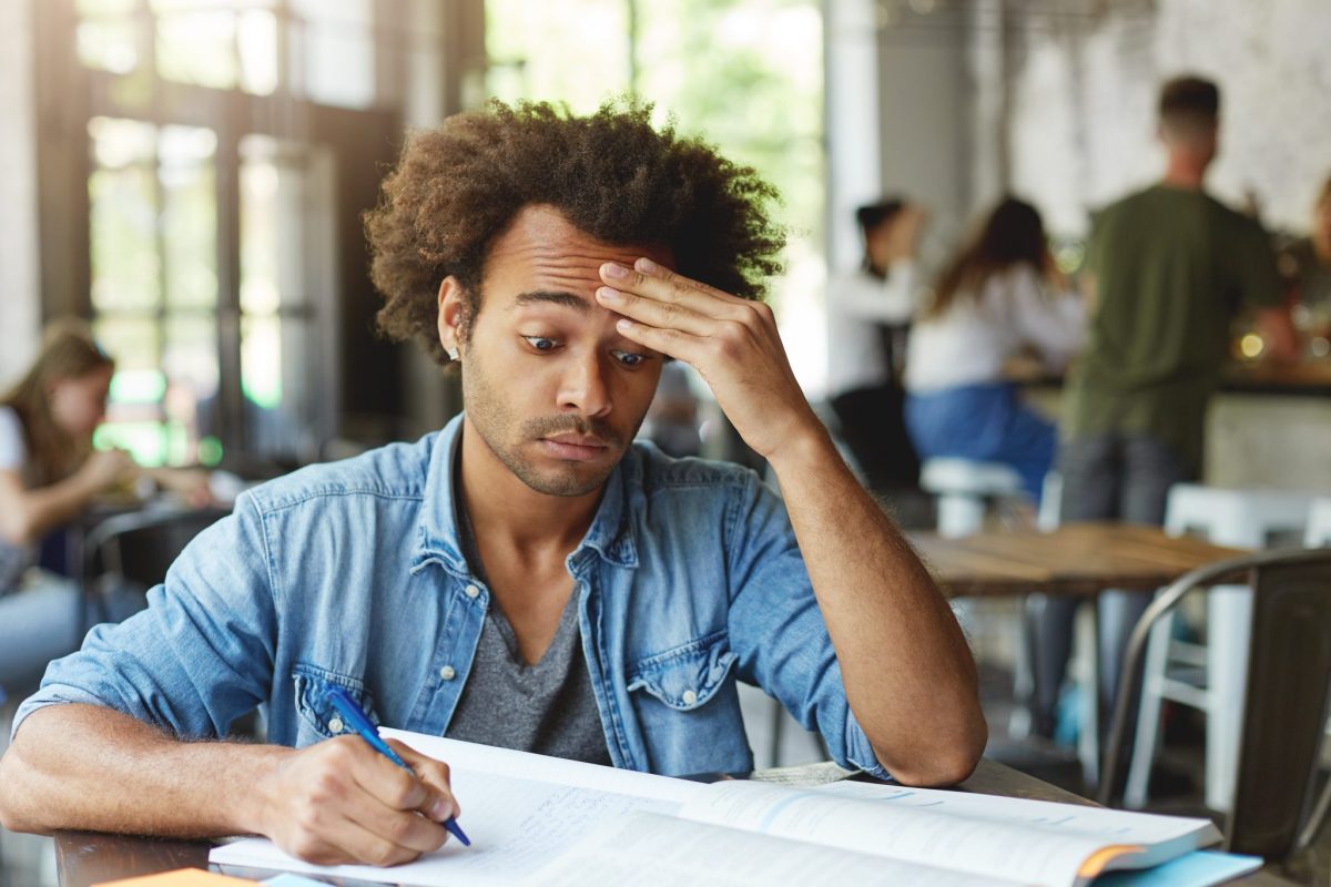 Mais da metade dos estudantes brasileiros não concluem a faculdade, aponta relatório da OCDE