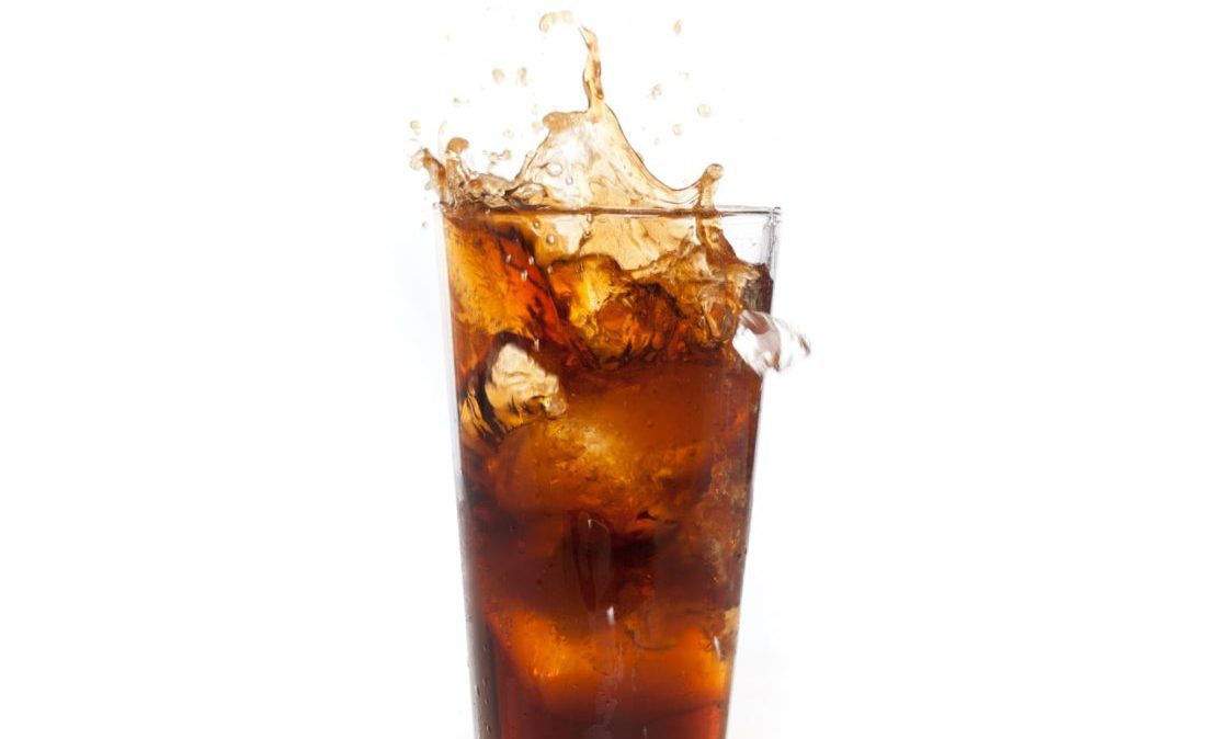 ice-caindo-em-uma-bebida-marrom-scaled-e1759153962864.jpg