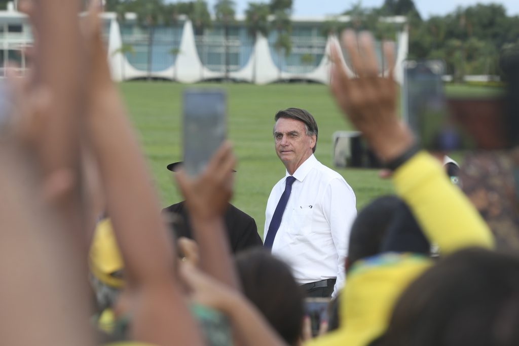 Redes bolsonaristas defendem Bolsonaro, mas debate sobre julgamento não alcança público geral, aponta estudo