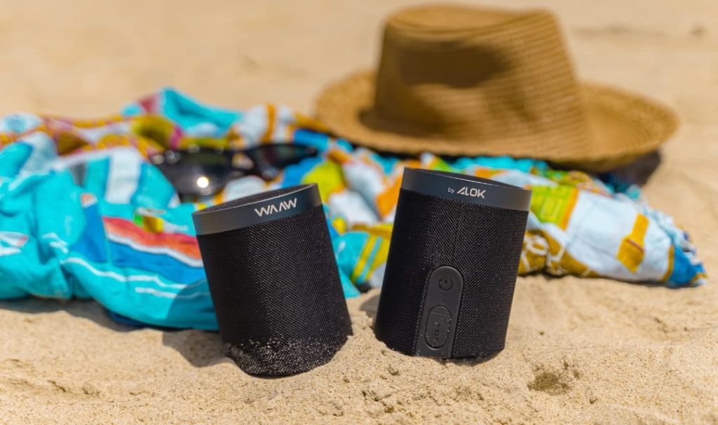 caixa de som na praia