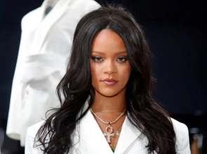Casa de Rihanna em Beverly Hills é alvo de tiros; suspeita é detida pela polícia