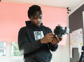 Projeto oferece até R$ 60 mil para jovens do audiovisual periférico