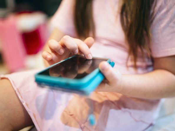 35% dos brasileiros trocam o ócio pelo celular e 40% dizem se sentir pior depois, diz pesquisa