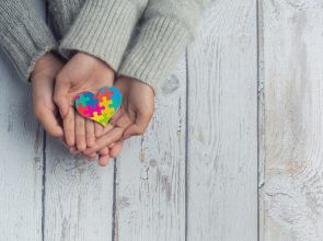 Inclusão de pessoas com autismo nas escolas ainda enfrenta desafios, aponta especialista