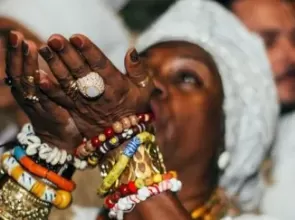 Intolerância religiosa no trabalho afeta saúde mental e carreira