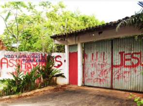 Terreiro de candomblé é vandalizado com pichações religiosas em Salvador