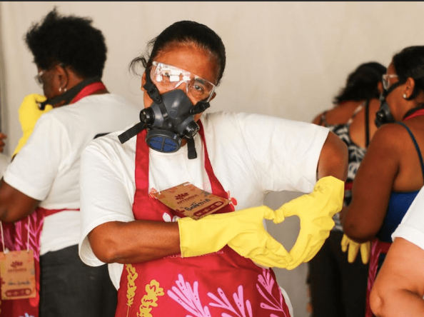 Escola de Mulheres e Bioeconomia certifica mulheres que passaram por capacitação em produção de saboaria natural e empreendedorismo sustentável