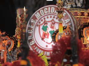 Mocidade Alegre celebra Léa Garcia e ancestralidade negra em desfile no Anhembi