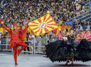 Tom Maior leva fé, memória e emoção ao Anhembi em desfile sobre Chico Xavier
