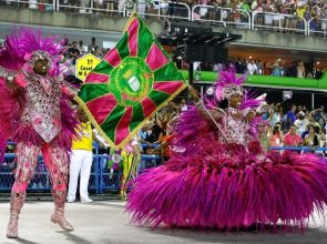Mangueira exalta a Amazônia Negra em desfile inspirado no Mestre Sacaca