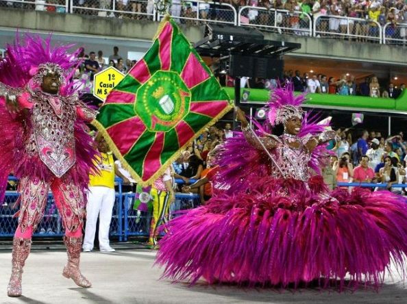 Mangueira exalta a Amazônia Negra em desfile inspirado no Mestre Sacaca