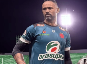 Goleiro Bruno estreia no Vasco-AC, clube que tem quatro jogadores presos por estupro