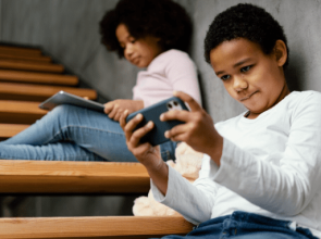 ECA Digital entra em vigor; nova lei reforça proteção de crianças e adolescentes na internet