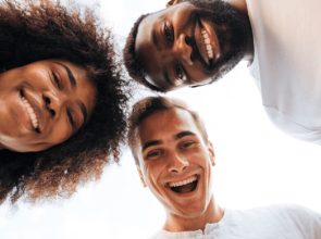 População brasileira está entre as mais felizes do mundo, aponta pesquisa internacional