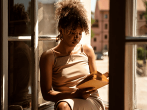 Mulheres pretas, pardas e da classe C lideram compra de livros no Brasil, diz pesquisa