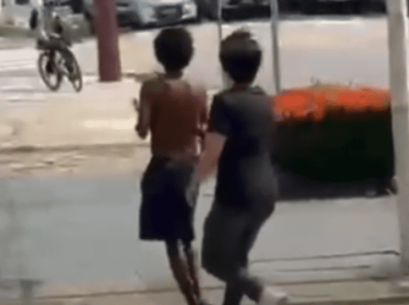 Alunos de direito agridem homem em situação de rua com arma de choque