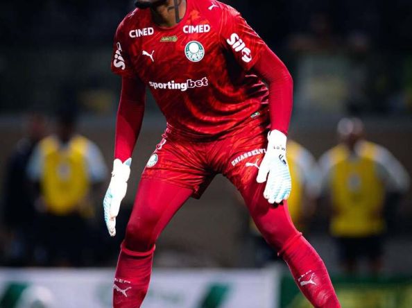 Carlos Miguel, do Palmeiras, é alvo de racismo em clássico; clubes cobram identificação do autor